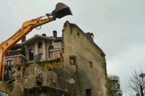 Muntoren fatxada nagusiaren zati bat utzi dute eraitsi gabe. (Argazkia: Nagore Koch)