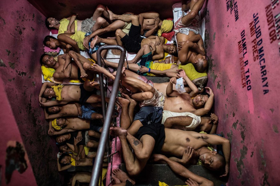 Reclusos duermen en las escaleras de una cárcel de la ciudad de Quezón (Filipinas),