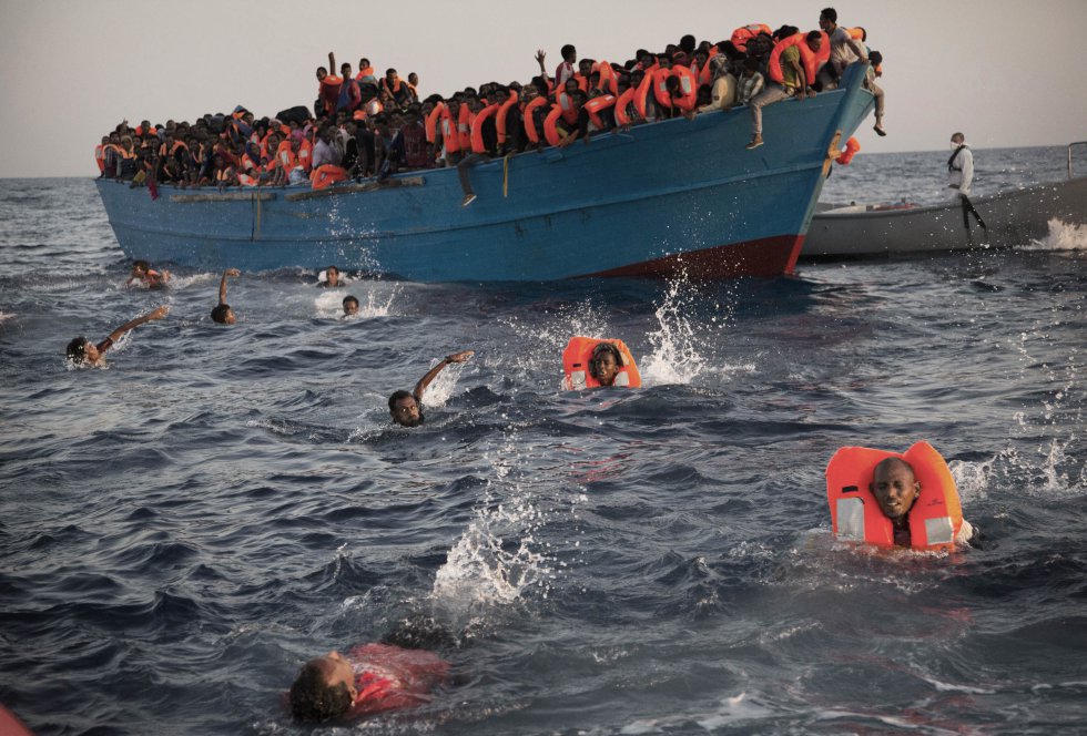 rescate en el Mar Mediterráneo, a 20 km al norte de Sabratha (Libia),
